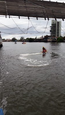 jet-ski vermelho em rio