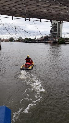 jet-ski vermelho em rio