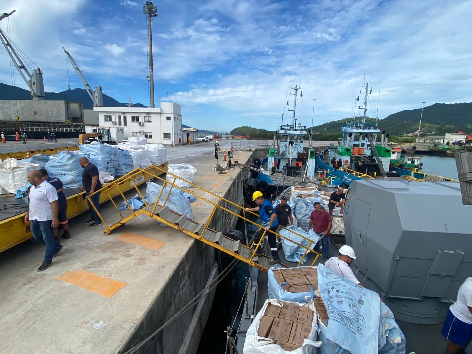 militares desembarcam cestas básicas no porto de São Sebastião - metrópoles
