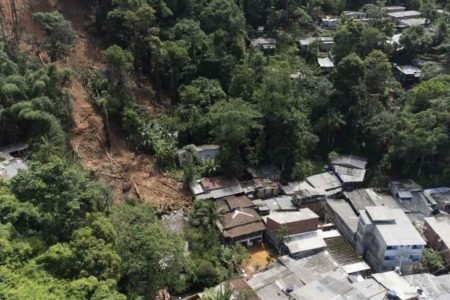 Imagens aéreas dos estragos da chuva no bairro Juquehy em São Sebastião, litoral norte de São Paulo - metrópoles