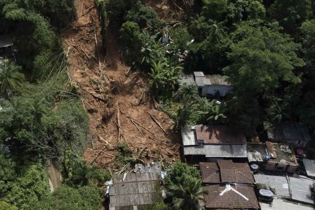Imagens aéreas dos estragos da chuva no bairro Juquehy em São Sebastião, litoral norte de São Paulo - metrópoles