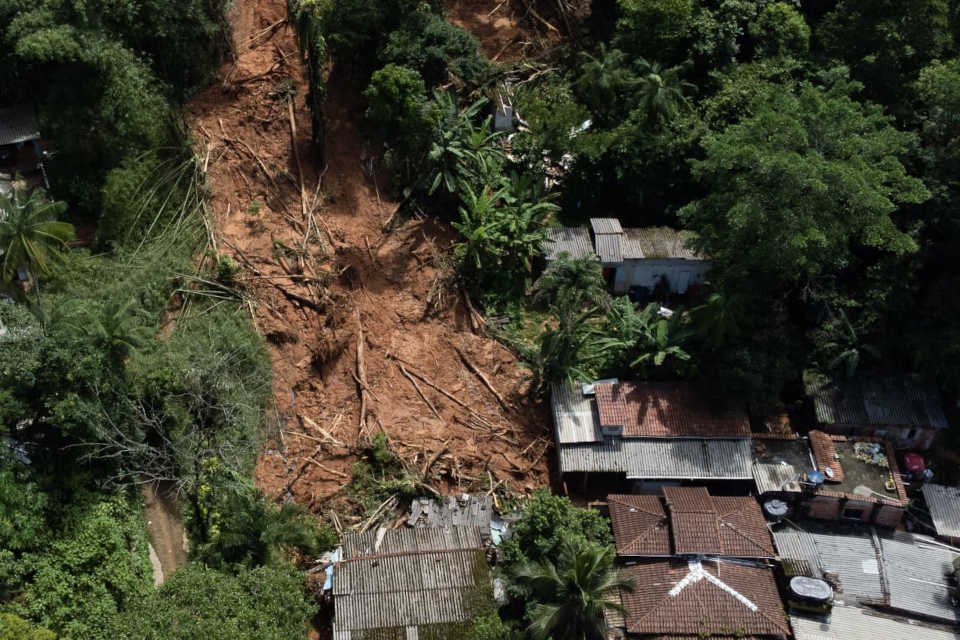 casas destruídas em deslizamentos