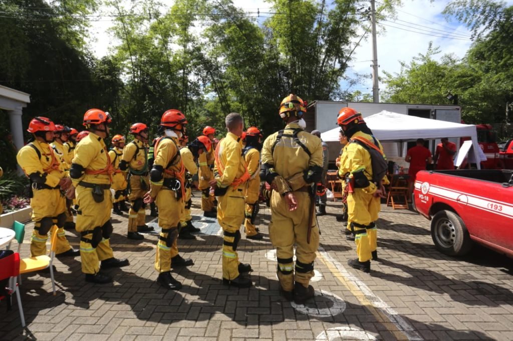 Bombeiros reunidos antes das buscas por sobreviventes - metrópoles