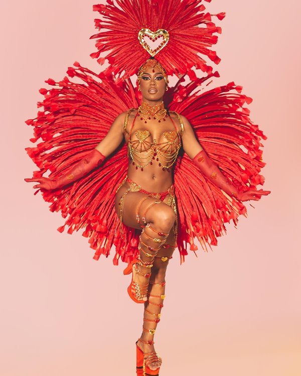 Na imagem com cor, a cantora Rebecca no Carnaval 2023 - Metrópoles