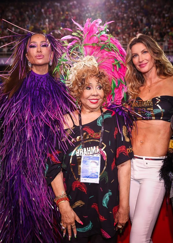 Na imagem colorida, Gisele, Sabrina e Alcione no Carnaval 2023 - Zig Proxy