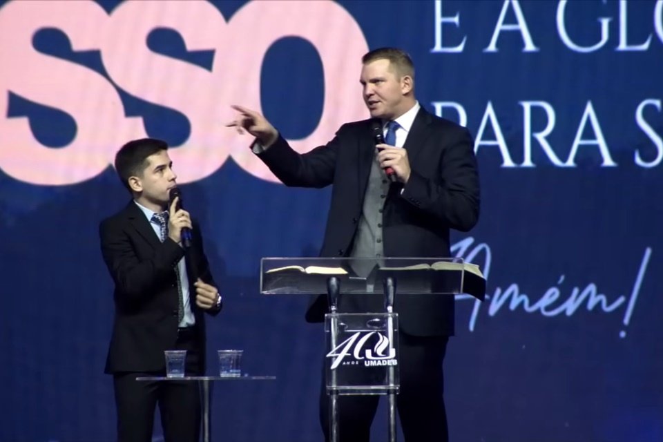 Como é que se diz isto em Inglês (EUA)? pastor (de igreja)