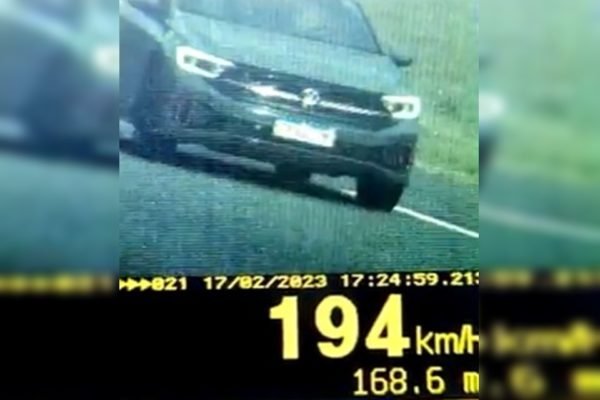 Carro de luxo é flagrado a 195 km/h em rodovia de Goiás; vídeo