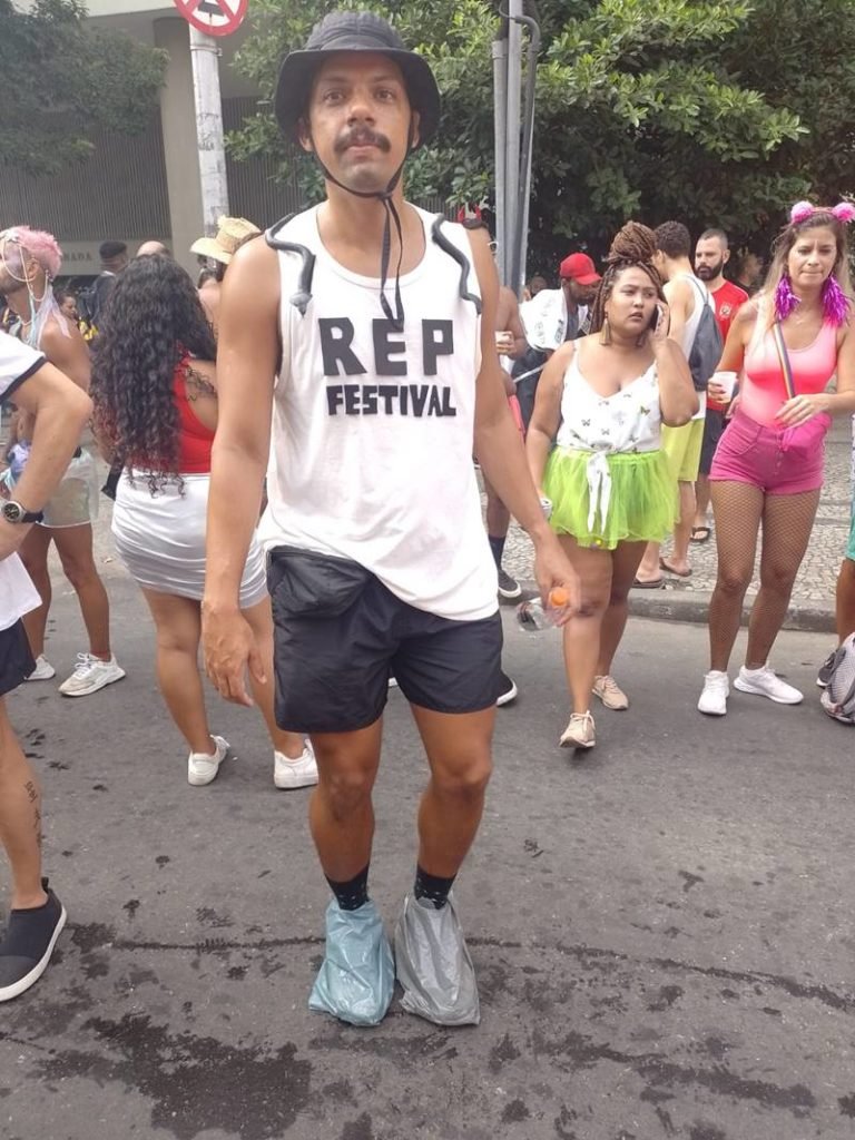 foliões fantasiados - metrópoles
