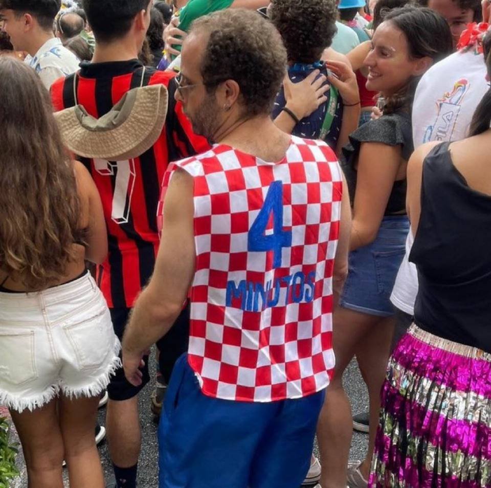 foliões fantasiados - metrópoles
