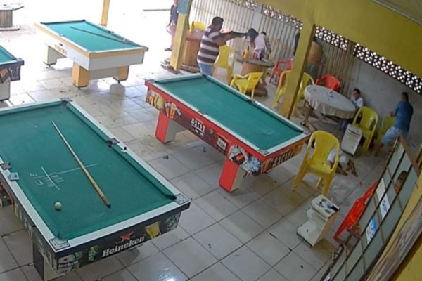 Vídeo mostra dupla matando sete pessoas em bar após perder partida de sinuca;  ASSISTA