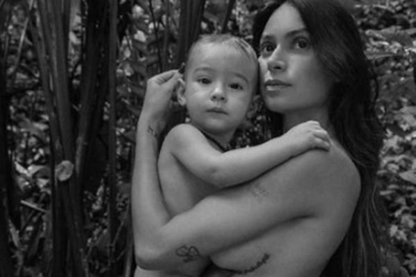 Thaila Ayala rebate críticas após publicar foto nua com o filho