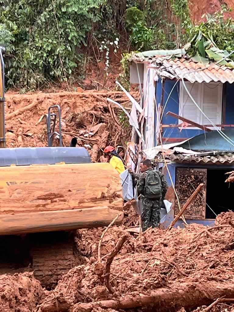As equipes buscam as vítimas em Boiçucanga