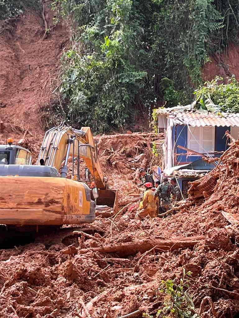 As equipes buscam as vítimas em Boiçucanga