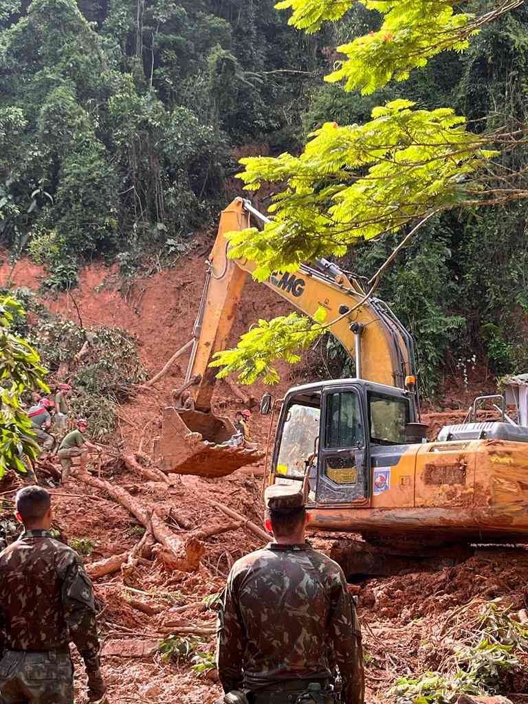 As equipes buscam as vítimas em Boiçucanga