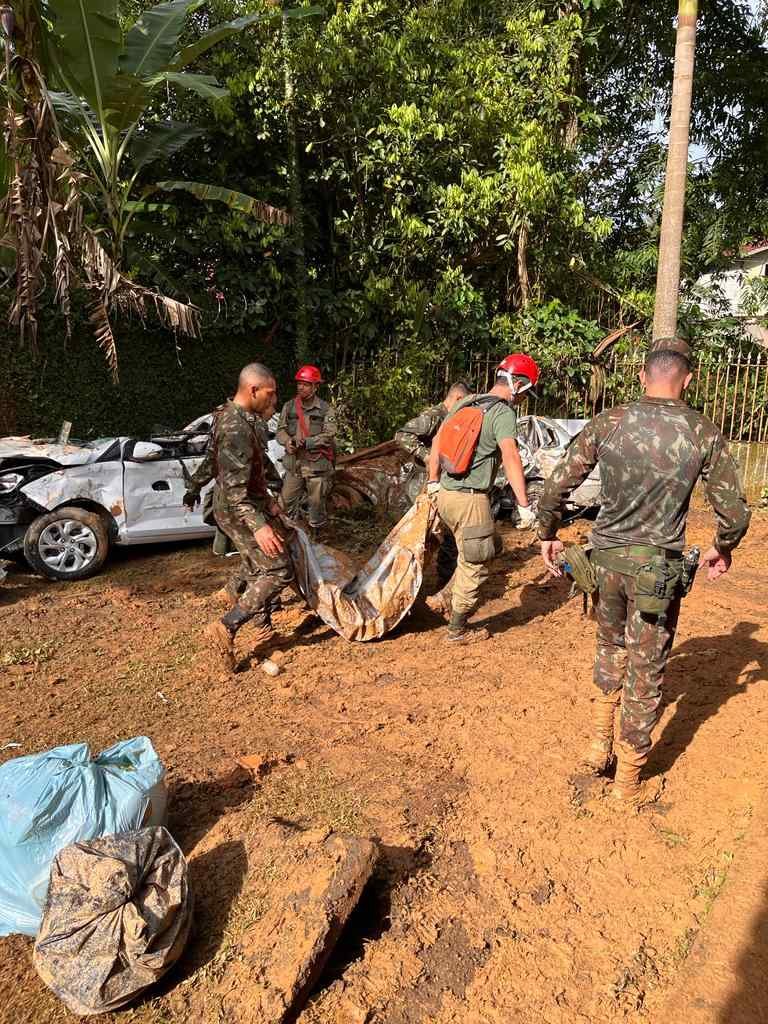 As equipes buscam as vítimas em Boiçucanga