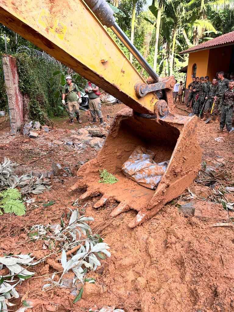 As equipes buscam as vítimas em Boiçucanga