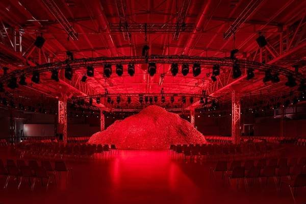 Cenário vermelho de desfile da Diesel - Metrópoles