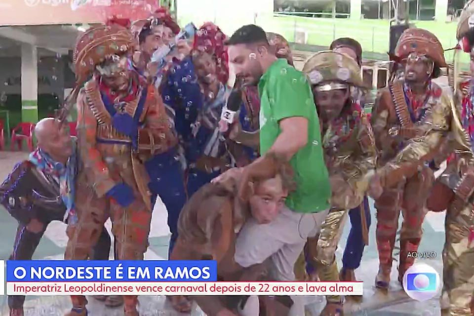 Diego Haidar, repórter da Globo, é "sarrado" por cachorro da Imperatriz Lepoldinense - Metrópoles