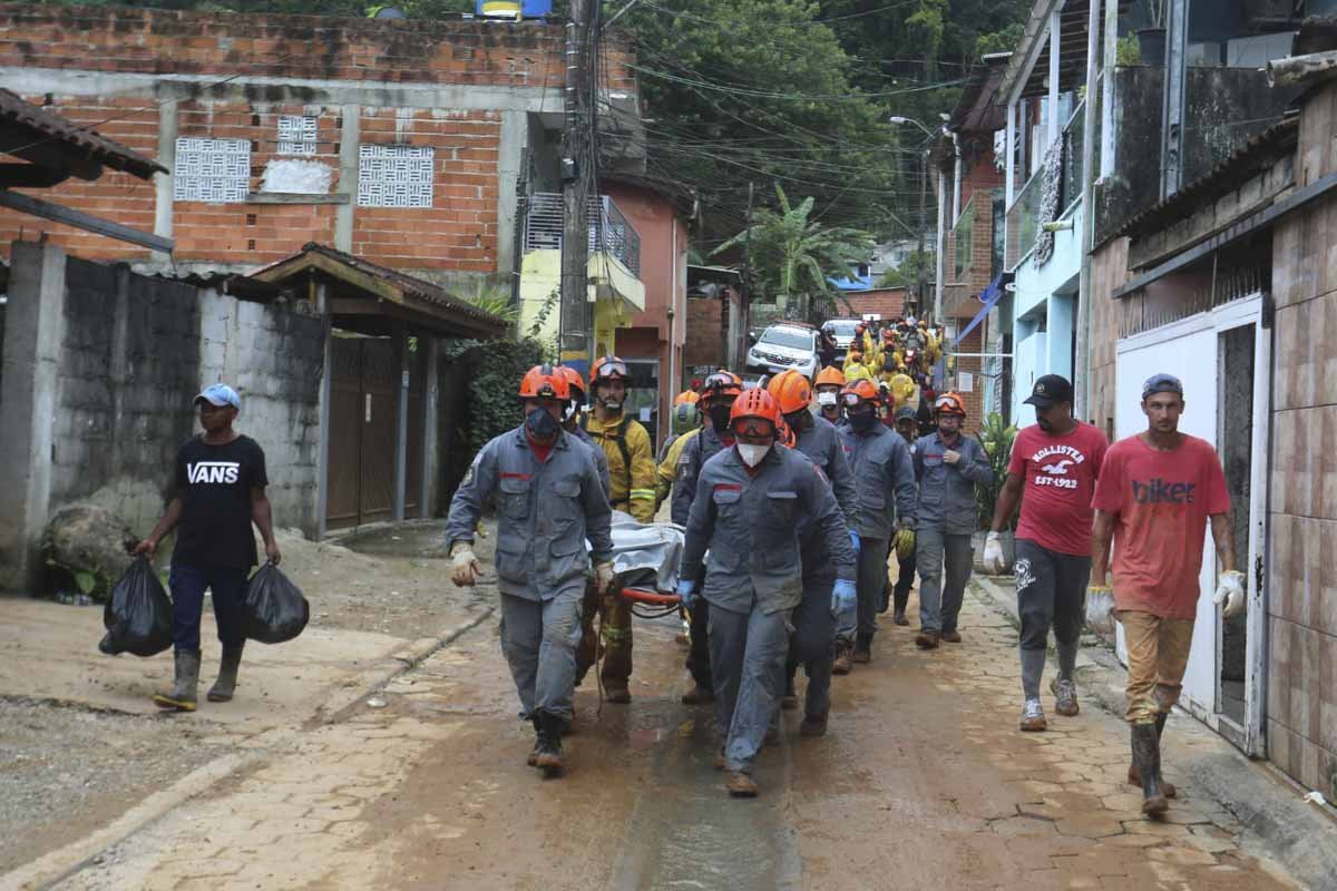 Bombeiros retiram corpo de vítima da chuva na Barra do Sary em São Sebastião, litoral norte de São Paulo 4