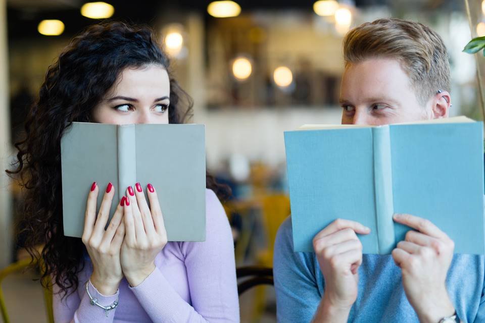 Casal lendo juntos - Metrópoles