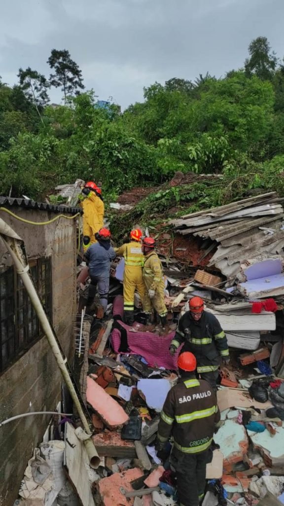 Deslizamento atingiu casas em Ferraz de Vasconcelos