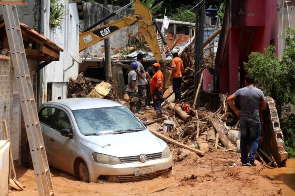 Reportagem do Dia : casa fica ilhada após obras da prefeitura em