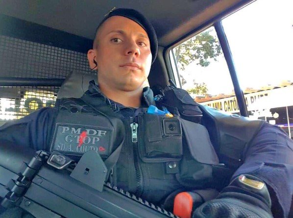 Homem com farda de PM