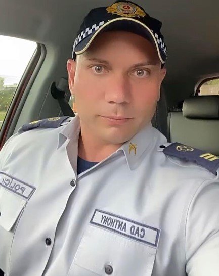 Homem com farda de PM