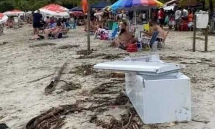 Turistas na praia em dia de tragédia