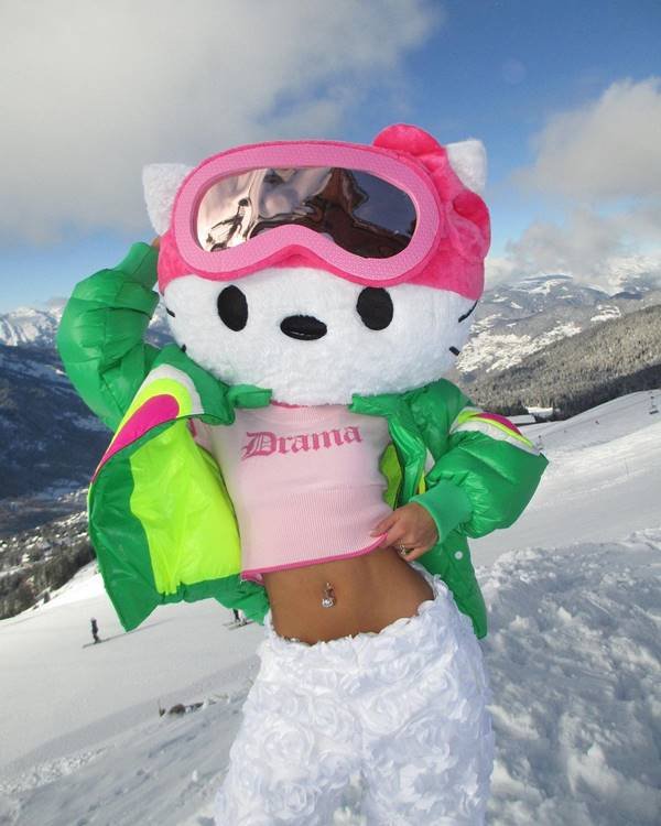 Na neve, mulher usa look com cabeça de Hello Kitty - Metrópoles