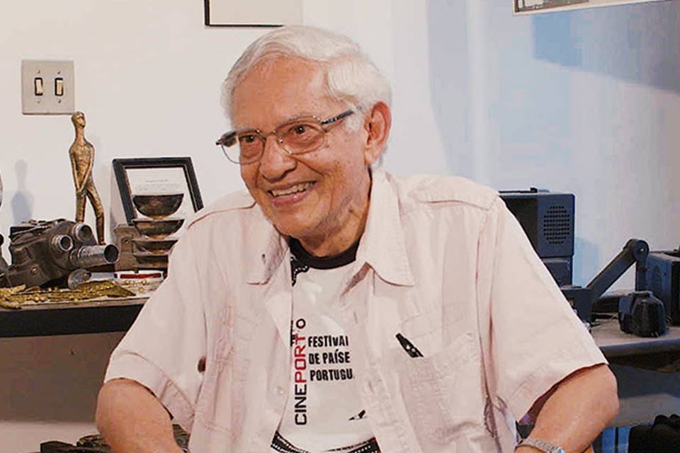 Imagem colorida de um homem sorrindo - Metrópoles