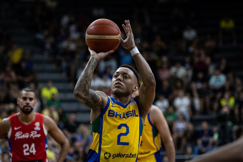 Brasil vence na Copa do Mundo de Basquete 2023, mas perde