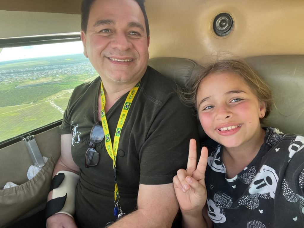 Fotografia colorida do piloto Osmar com sua filha - Metrópoles