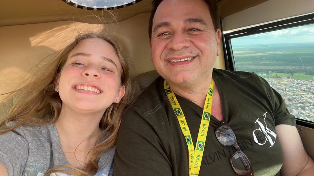 Fotografia colorida do piloto Osmar com sua filha - Metrópoles