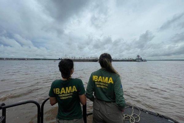 Foto colorida de duas mulheres e fiscais do Ibama no Amazonas - Metrópoles