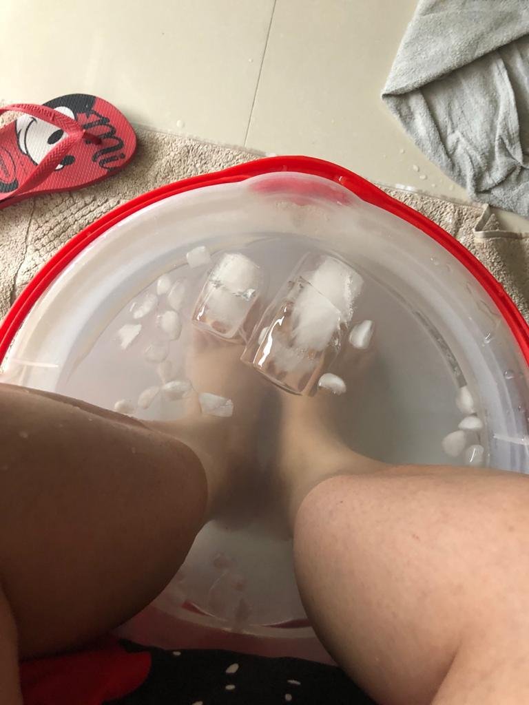 Colored image of Erica's legs dipped in icy water - Metrópoles