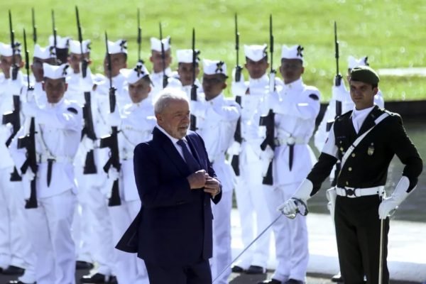 Lula e militares durante a posse