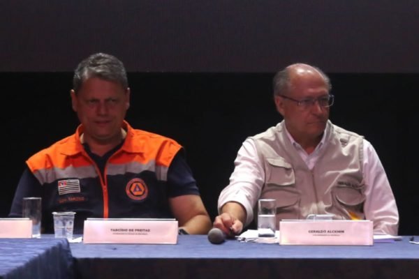 Tarcísio de Freitas e Geraldo Alckmin em reunião em São Sebastião