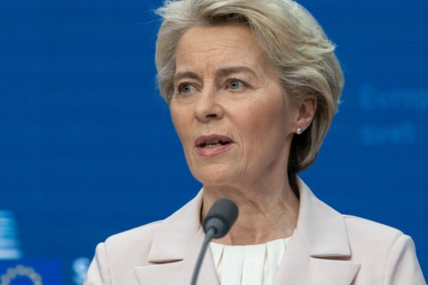 mulher branca em frente a microfone. Ursula von der Leyen é membro da União Europeia - Metrópoles
