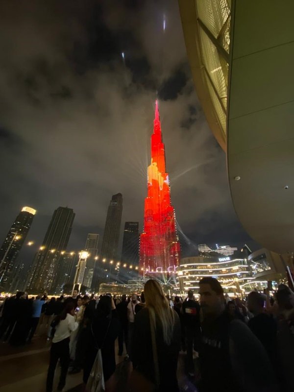 Imagem colorida mostra prédio Burj Khalifa, em Dubai, iluminado de vermelho
