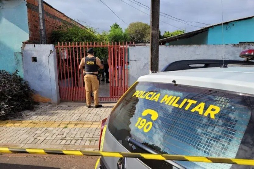 Imagem colorida: viatura da PM estacionada em frente à casa - Metrópoles