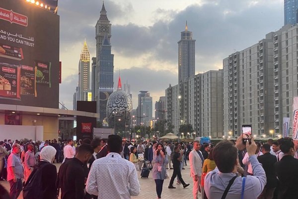 Fotografia colorida de pessoas nas ruas de Dubai