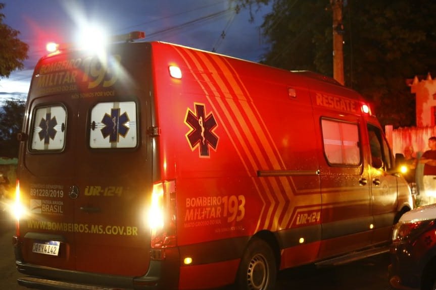 Imagem colorida: ambulância do corpo de bombeiros estacionada à noite - Metrópoles