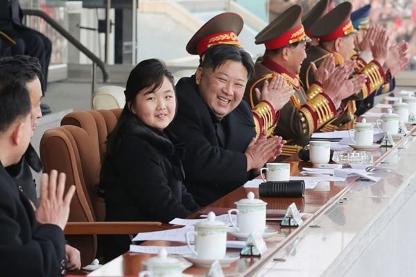 Kim Jong-un com a filha em reunião na Coreia no Norte