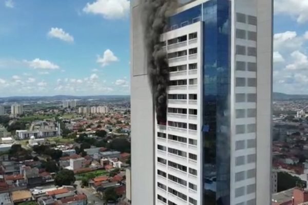 Imagem colorida de prédio em chamas, com fumaça preta, localizado em Aparecida de Goiânia