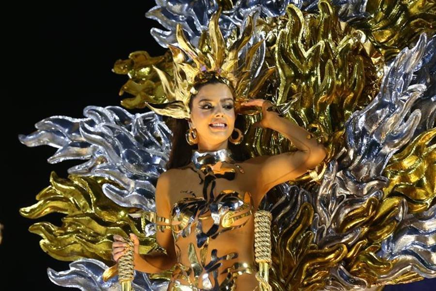 Foto colorida da atriz Giovanna Lancellotti em desfile da Beija-Flor, na Sapucaí, no Rio