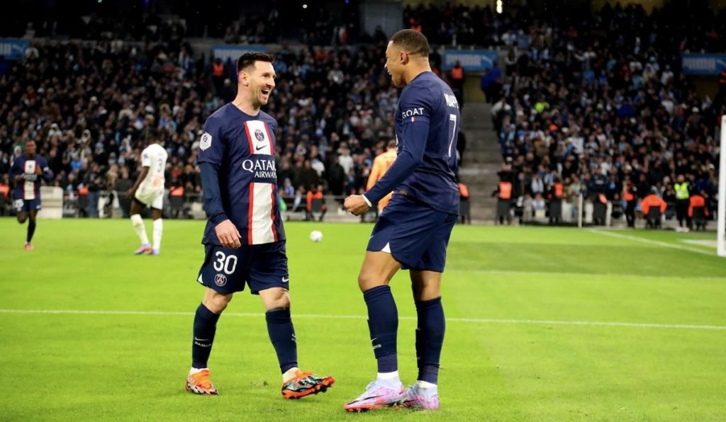 Com gols de Mbappé e Messi, PSG bate Olympique e dispara na liderança