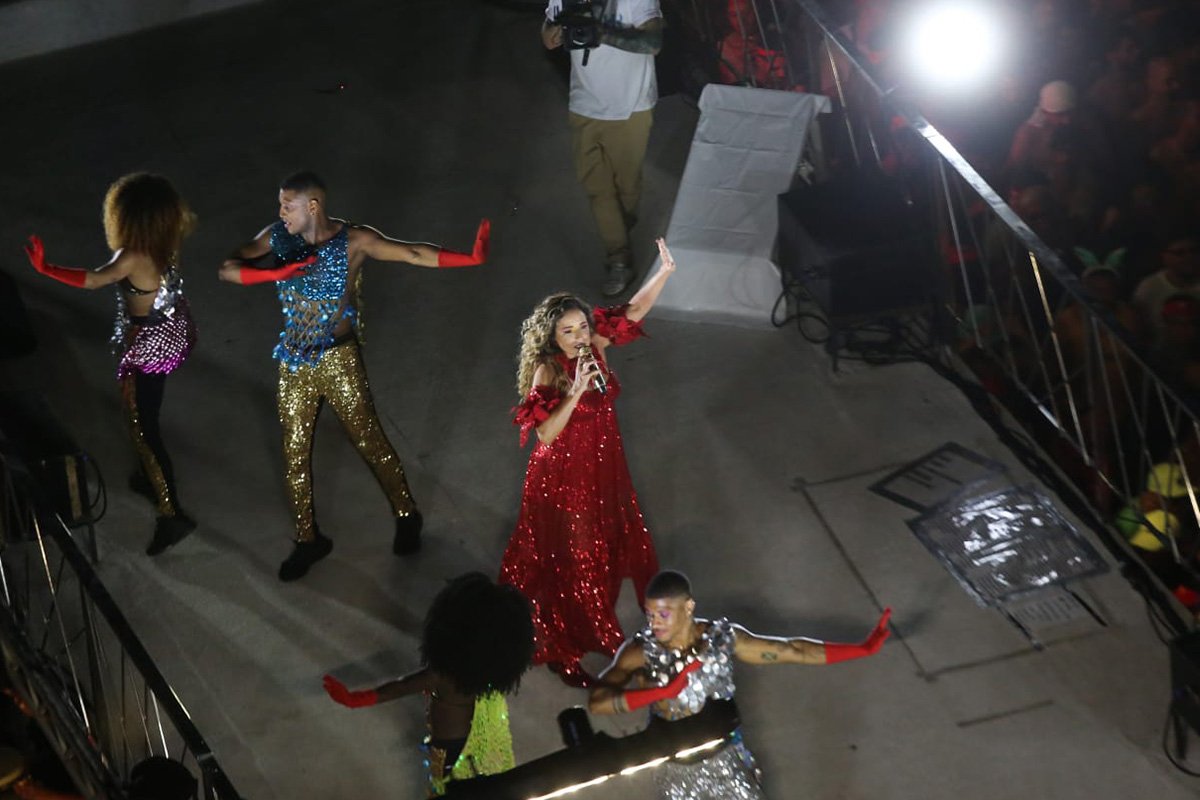Daniela Mercury encerra Carnaval de SP com homenagem a Rita Lee e Gal