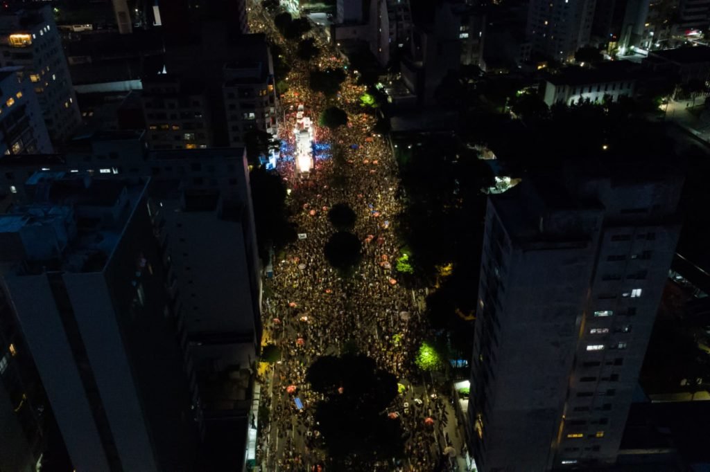 Daniela Mercury encerra Carnaval de SP com homenagem a Rita Lee e Gal