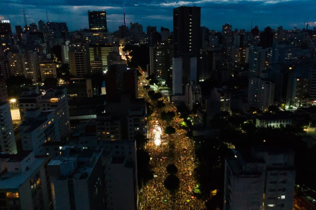 Daniela Mercury encerra Carnaval de SP com homenagem a Rita Lee e Gal